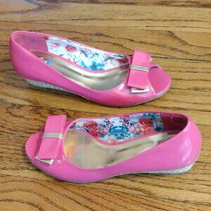 Liv and Maddie Patent Hot Pink Peep Toe Wedge Heels, Girls Size 4